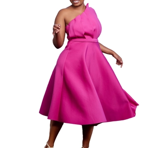 Détail de la robe magenta à une épaule montrant le corsage plissé et la taille évasée