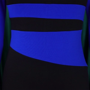 Dettaglio dell'abito in maglia color-block blu reale e nero con trama in vita