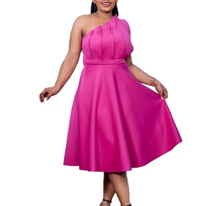 Détail de la robe rose à une épaule avec plis élégants et une taille cintrée ajustée