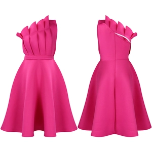 Détail d'une robe rose fuchsia à une épaule avec volants géométriques et jupe ligne A