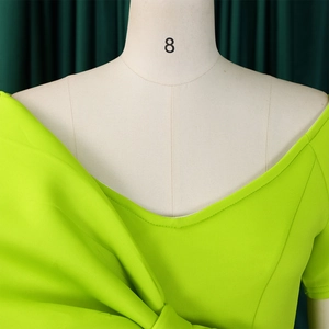 Detailansicht des asymmetrischen Ausschnitts und der Falten am neongrünen Partykleid