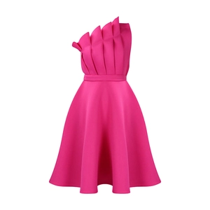 Détail de la robe fuchsia à une épaule avec corsage plissé et silhouette élégante en A
