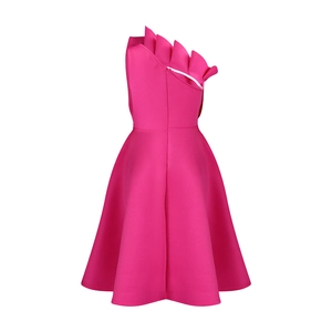 Détails de la robe fuchsia élégante à épaule dénudée avec volants et jupe évasée fluide