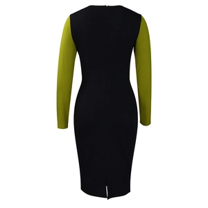 Vista posteriore dettagliata di un abito bodycon nero con maniche lunghe verde oliva