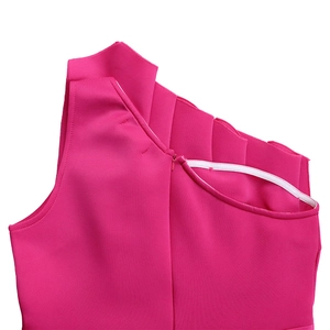 Détail de robe fuchsia à épaule dénudée avec tissu plissé et fermeture éclair invisible