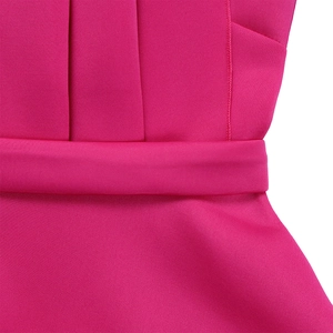 Vue détaillée de la taille de la robe rouge rose avec coutures plissées verticales