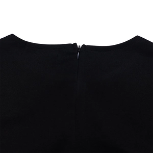Dettaglio dell'elegante scollatura rotonda e cerniera invisibile sulla schiena