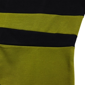 Dettaglio delle cuciture in tessuto a maglia con blocchi di colore nero e verde oliva