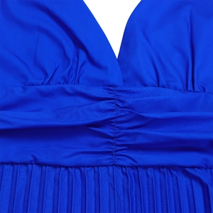 Dettaglio dell'abito blu reale con scollo a V, vita avvitata e tessuto plissettato