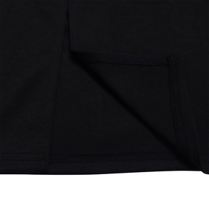 Dettaglio del tessuto a maglia nera con cuciture a doppio ago e trama del materiale