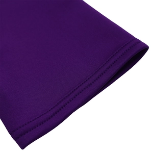 Detail der professionellen Doppelnaht am Saum des dunkelvioletten Strickkleid-Stoffs