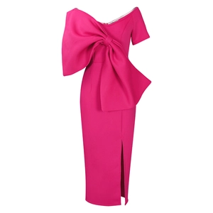 Detail eines eleganten magentafarbenen Partykleids mit großer Schleife und Seitenschlitz