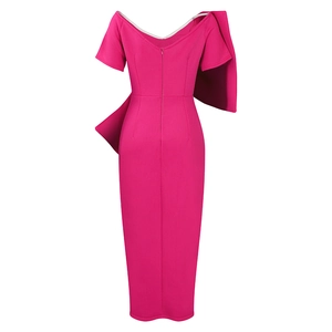 Detail einer großen dekorativen Schleife am Rücken eines schmalen partykleids in Rosa