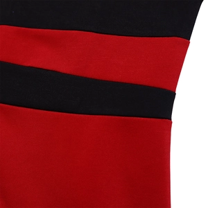 Dettaglio ravvicinato del tessuto a maglia a righe rosse e nere con trama a maglia fine