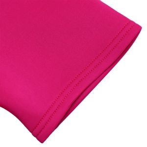 Detailansicht eines fuchsiafarbenen Partykleids mit professioneller Flachnaht und Strickgewebe