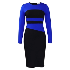 Dettaglio dell'abito in maglia color-block con strisce blu sul corpino attillato