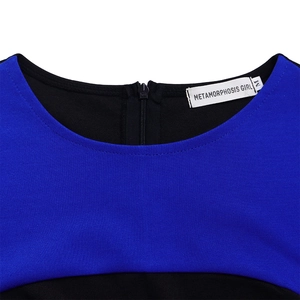 Dettaglio dello scollo rotondo con patchwork blu e nero e cerniera posteriore invisibile