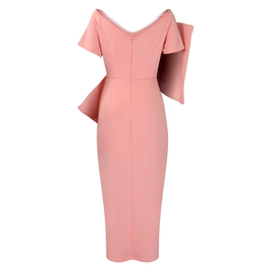 Makroaufnahme der großen dekorativen Schleife an einem rosa figurbetonten Abendkleid