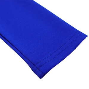Dettaglio del polsino in maglia blu reale con cucitura piatta a doppio ago di precisione