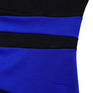 Dettaglio del tessuto a maglia a righe nere e blu con trama elastica ad alta densità