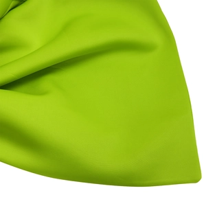 Detailansicht aus nächster Nähe von hellgrünem Leder mit feiner Textur und Matt-Finish
