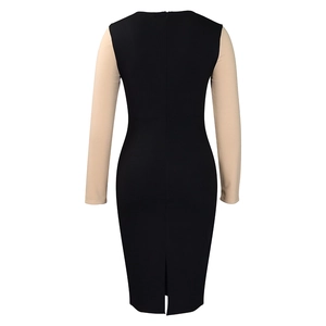 Dettaglio della zip posteriore e dello spacco su questo vestito bicolore elegante