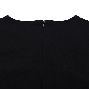 Dettaglio della cerniera invisibile sul retro e del girocollo di un abito nero elegante
