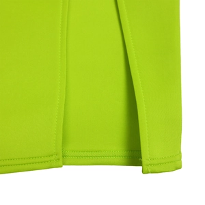 Makrodetail des geschlitzten Saums und der Nähte am neongrünen Partykleid
