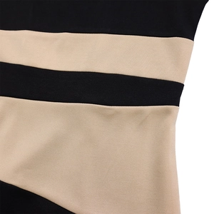 Dettaglio ravvicinato del tessuto a maglia a righe nere e beige con trama a coste