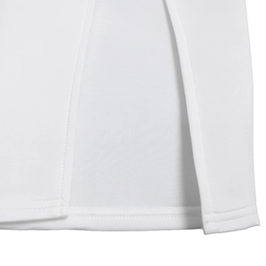 Detailansicht des weißen Kleides mit hochwertiger Doppelnaht und elegantem seitlichem Schlitz