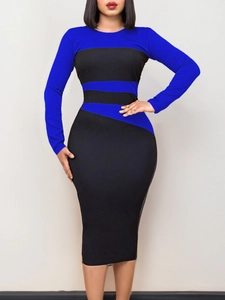 Elegante abito midi a maniche lunghe con un design aderente color-block nero e blu reale