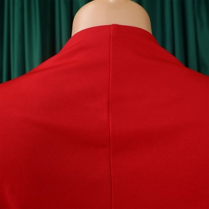 Détail de la couture arrière d'une veste rouge montrant la qualité du tissu et des finitions
