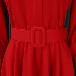 Détail de robe rouge à col en V avec ceinture large à boucle recouverte et plis élégants