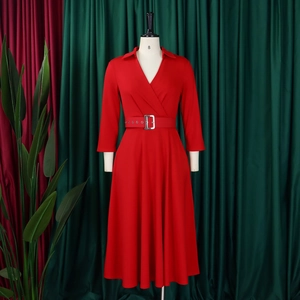 Detail eines roten Plus-Size-Kleides mit Revers, V-Ausschnitt, Gürtel und A-Linie