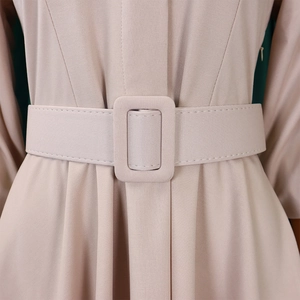 Détail de la robe trapèze beige avec une ceinture à boucle carrée recouverte de tissu