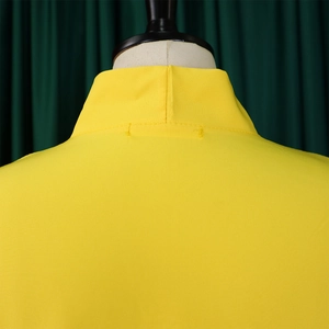 Dettaglio della cucitura posteriore e del colletto alla coreana di un abito estivo giallo