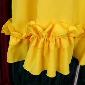 Dettaglio dell'orlo a balze a doppio strato giallo brillante con trama in chiffon