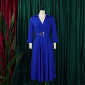 Königsblaues V-Ausschnitt Kleid mit langen Ärmeln und silberner Gürtelschnalle am Mannequin