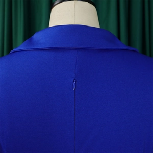 Detail eines königsblauen Kleides mit Twill-Textur und nahtlosem Reißverschluss hinten
