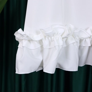 Dettaglio ravvicinato dell'orlo a doppio volant su un abito in chiffon bianco di alta qualità