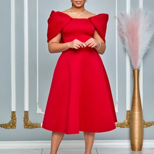Détail d'une robe de cocktail rouge à épaules dénudées avec élégantes manches à nœuds