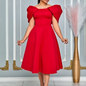 Détail de la robe de soirée rouge épaules dénudées avec nœud 3D et tissu structuré