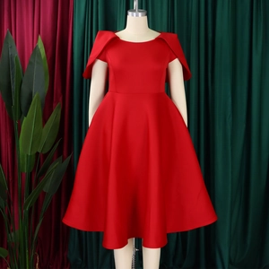 Détail de la robe de soirée rouge à manches cape et coupe trapèze élégante à taille haute