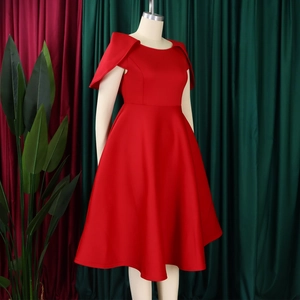 Détail d'une robe de cocktail rouge sans manches avec col cape sur un mannequin