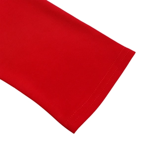 Nahaufnahme der doppelt genähten Manschette an einem roten Strickkleid für Damen