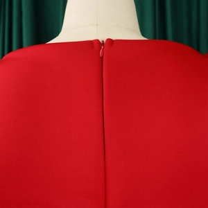 Détail de la robe rouge élégante avec une fermeture éclair invisible au dos pour la soirée