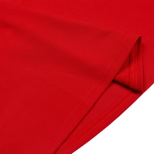 Detailaufnahme der professionellen Nähte und des Saums an diesem eleganten roten Kleid