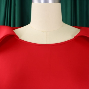 Détail d'une robe de soirée rouge avec encolure en U et finition en satin lisse