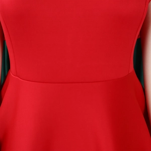 Gros plan de la taille haute d'une robe rouge montrant la texture fine et les coutures