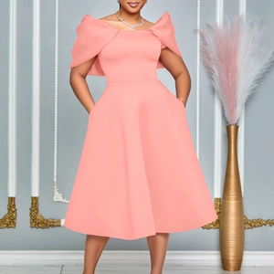 Détail de robe rose épaules dénudées avec poignets plissés et poches latérales utiles
